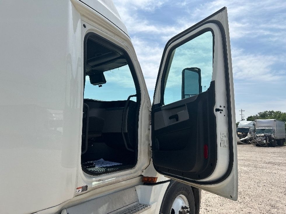 Sleeper Tractor-Heavy Duty Tractors-Freightliner-2022-T12664ST-Amarillo-TX-426,652\n\t\tmiles-$ 85,750 - Image 13