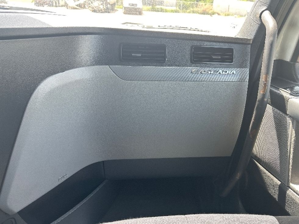 Sleeper Tractor-Heavy Duty Tractors-Freightliner-2022-T12664ST-Amarillo-TX-426,652\n\t\tmiles-$ 85,750 - Image 14