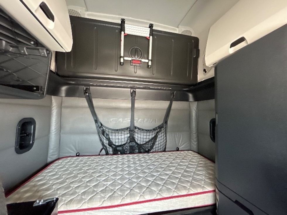 Sleeper Tractor-Heavy Duty Tractors-Freightliner-2022-T12664ST-Amarillo-TX-426,652\n\t\tmiles-$ 85,750 - Image 16