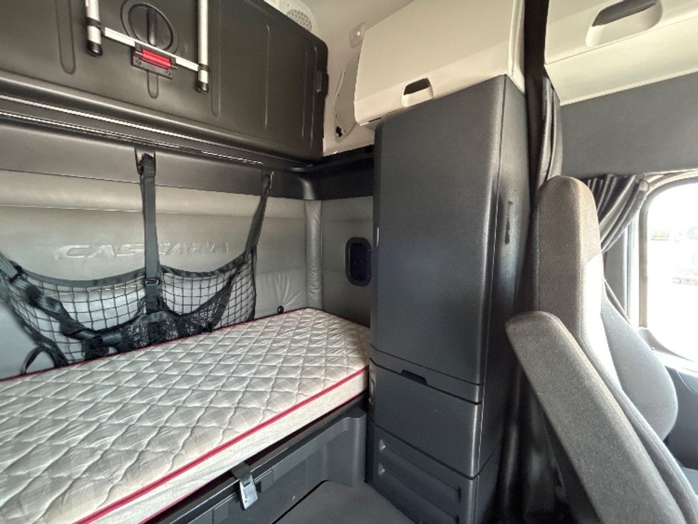 Sleeper Tractor-Heavy Duty Tractors-Freightliner-2022-T12664ST-Amarillo-TX-426,652\n\t\tmiles-$ 85,750 - Image 18