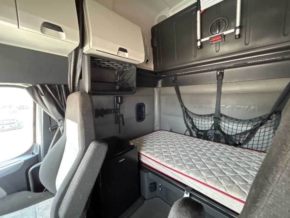 Sleeper Tractor-Heavy Duty Tractors-Freightliner-2022-T12664ST-Amarillo-TX-426,652\n\t\tmiles-$ 85,750 - Image 19