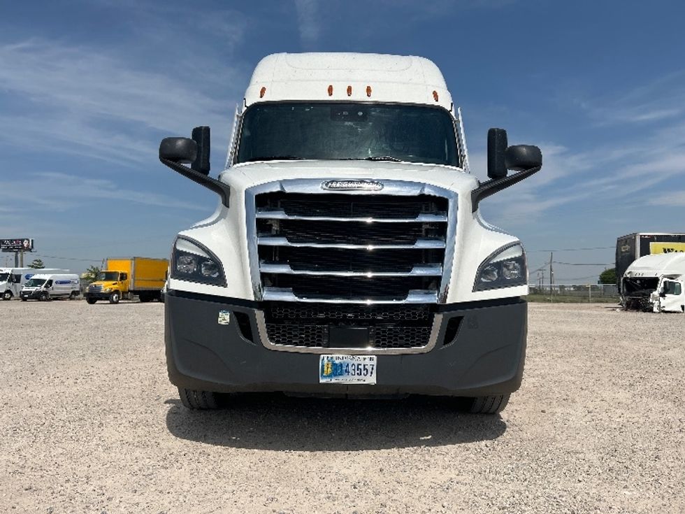Sleeper Tractor-Heavy Duty Tractors-Freightliner-2022-T12664ST-Amarillo-TX-426,652\n\t\tmiles-$ 85,750 - Image 2