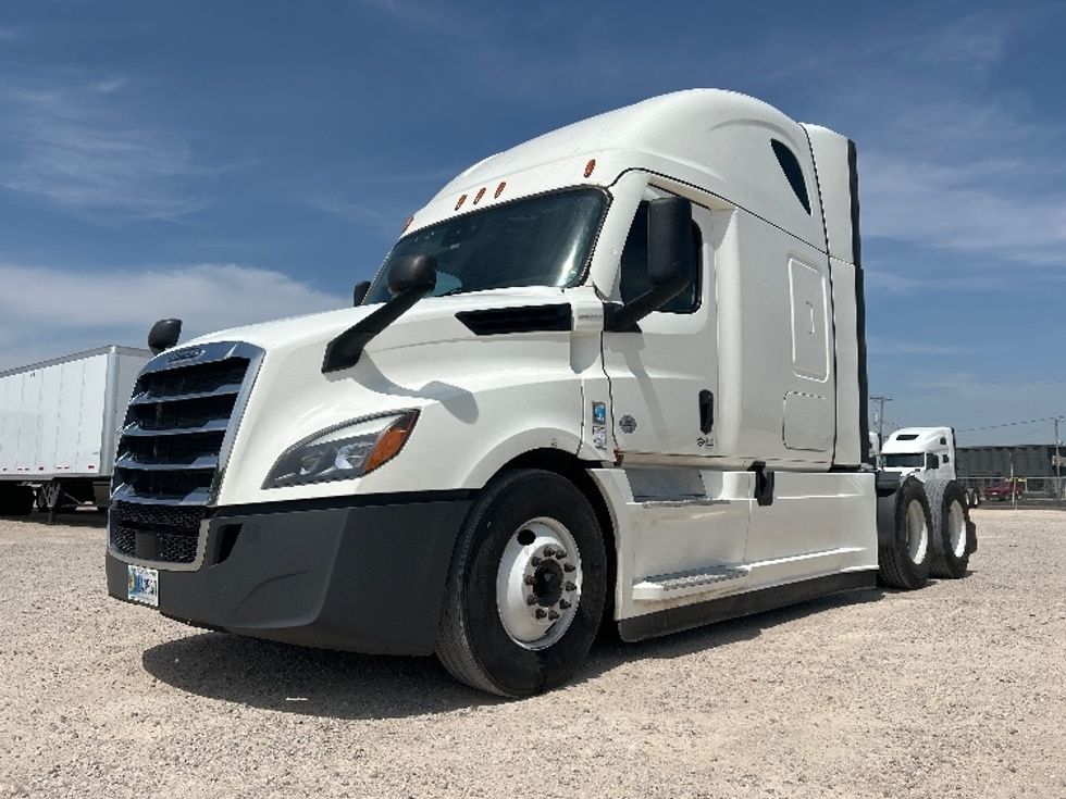 Sleeper Tractor-Heavy Duty Tractors-Freightliner-2022-T12664ST-Amarillo-TX-426,652\n\t\tmiles-$ 85,750 - Image 3