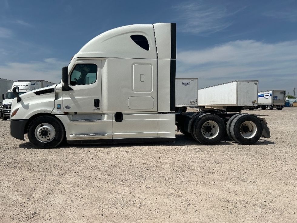 Sleeper Tractor-Heavy Duty Tractors-Freightliner-2022-T12664ST-Amarillo-TX-426,652\n\t\tmiles-$ 85,750 - Image 4