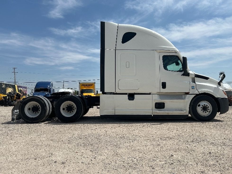 Sleeper Tractor-Heavy Duty Tractors-Freightliner-2022-T12664ST-Amarillo-TX-426,652\n\t\tmiles-$ 85,750 - Image 8