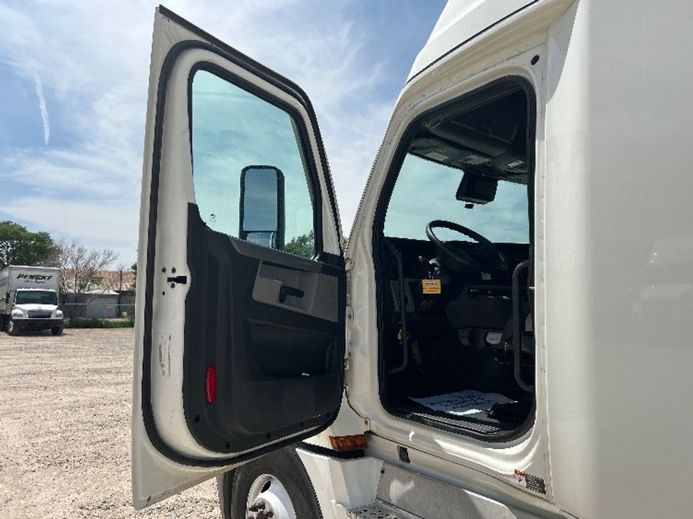 Sleeper Tractor-Heavy Duty Tractors-Freightliner-2022-T12664ST-Amarillo-TX-426,652\n\t\tmiles-$ 85,750 - Image 9