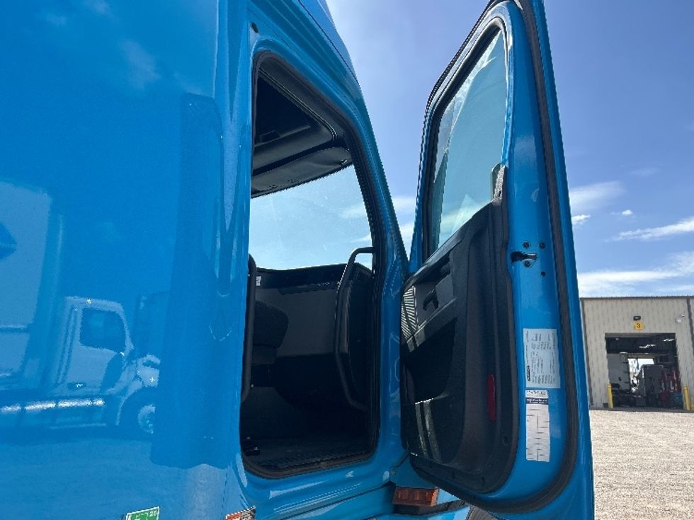Sleeper Tractor-Heavy Duty Tractors-Freightliner-2022-T12664ST-Amarillo-TX-479,088\n\t\tmiles-$ 81,000 - Image 13