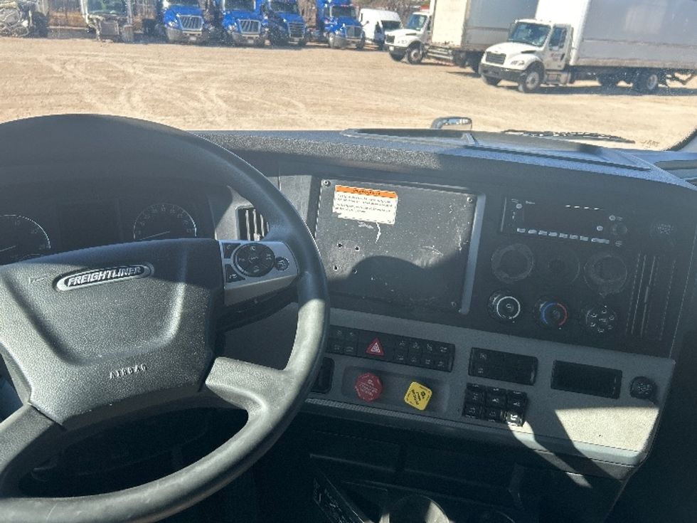 Sleeper Tractor-Heavy Duty Tractors-Freightliner-2022-T12664ST-Amarillo-TX-617,909\n\t\tmiles-$ 59,250 - Image 11