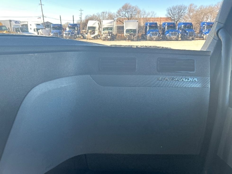 Sleeper Tractor-Heavy Duty Tractors-Freightliner-2022-T12664ST-Amarillo-TX-617,909\n\t\tmiles-$ 59,250 - Image 14