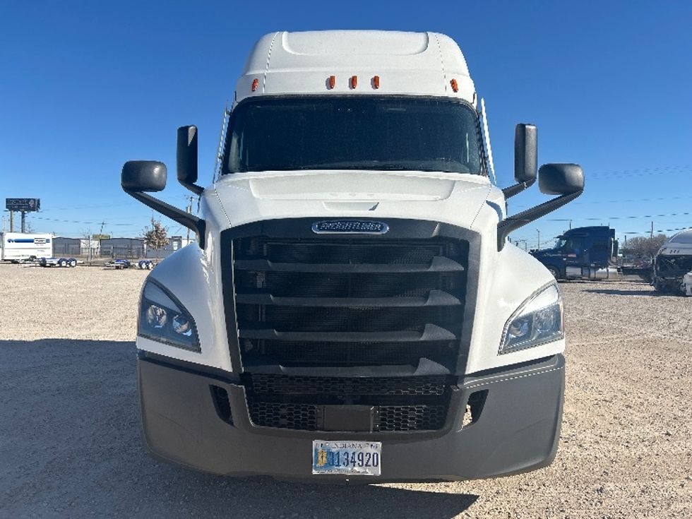 Sleeper Tractor-Heavy Duty Tractors-Freightliner-2022-T12664ST-Amarillo-TX-617,909\n\t\tmiles-$ 59,250 - Image 2