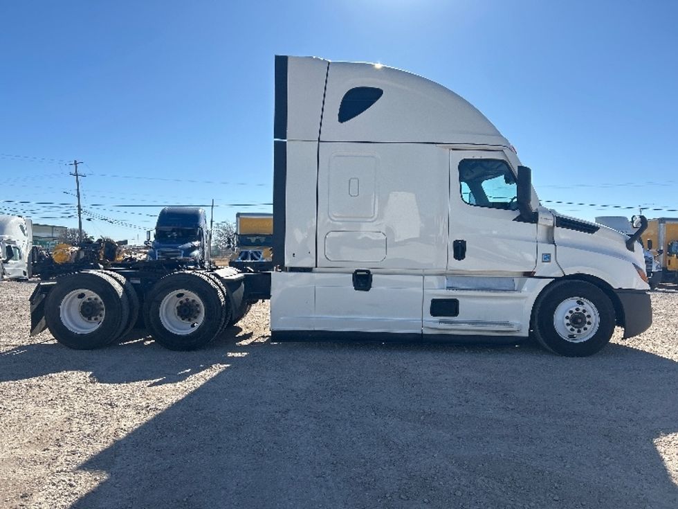 Sleeper Tractor-Heavy Duty Tractors-Freightliner-2022-T12664ST-Amarillo-TX-617,909\n\t\tmiles-$ 59,250 - Image 8