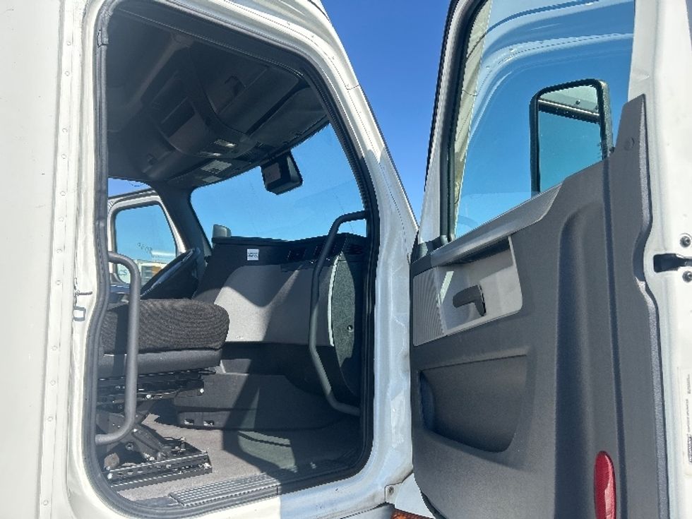 Sleeper Tractor-Heavy Duty Tractors-Freightliner-2022-T12664ST-Anaheim-CA-474,081\n\t\tmiles-$ 80,250 - Image 13