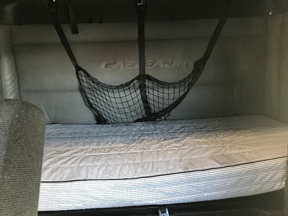 Sleeper Tractor-Heavy Duty Tractors-Freightliner-2022-T12664ST-Anaheim-CA-474,081\n\t\tmiles-$ 80,250 - Image 16