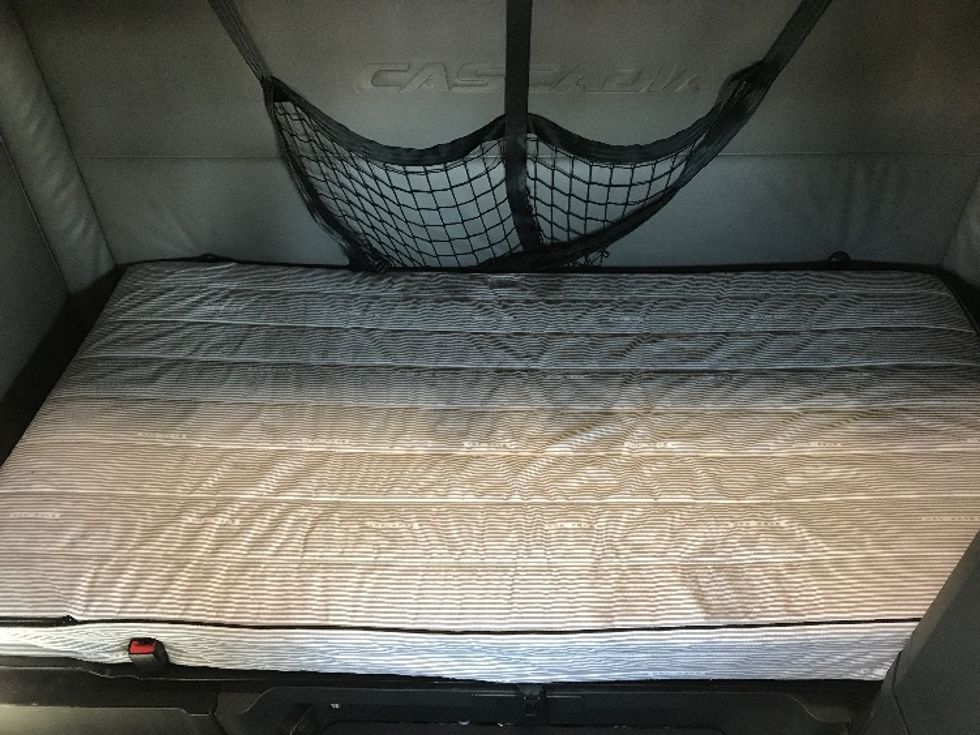 Sleeper Tractor-Heavy Duty Tractors-Freightliner-2022-T12664ST-Anaheim-CA-474,081\n\t\tmiles-$ 80,250 - Image 17