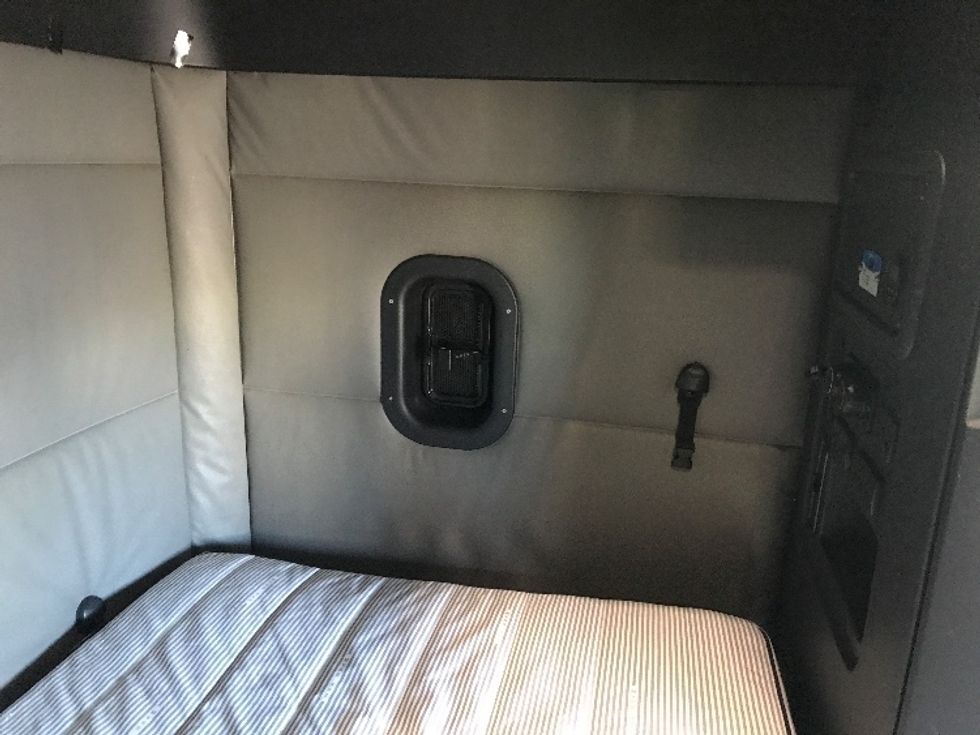 Sleeper Tractor-Heavy Duty Tractors-Freightliner-2022-T12664ST-Anaheim-CA-474,081\n\t\tmiles-$ 80,250 - Image 19