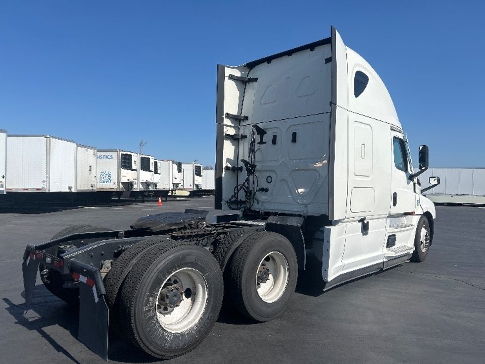 2022 Freightliner Cascadia 126" Sleeper Cab photo 3