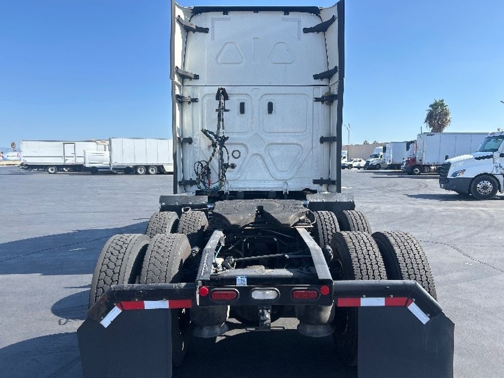 2022 Freightliner Cascadia 126" Sleeper Cab photo 4