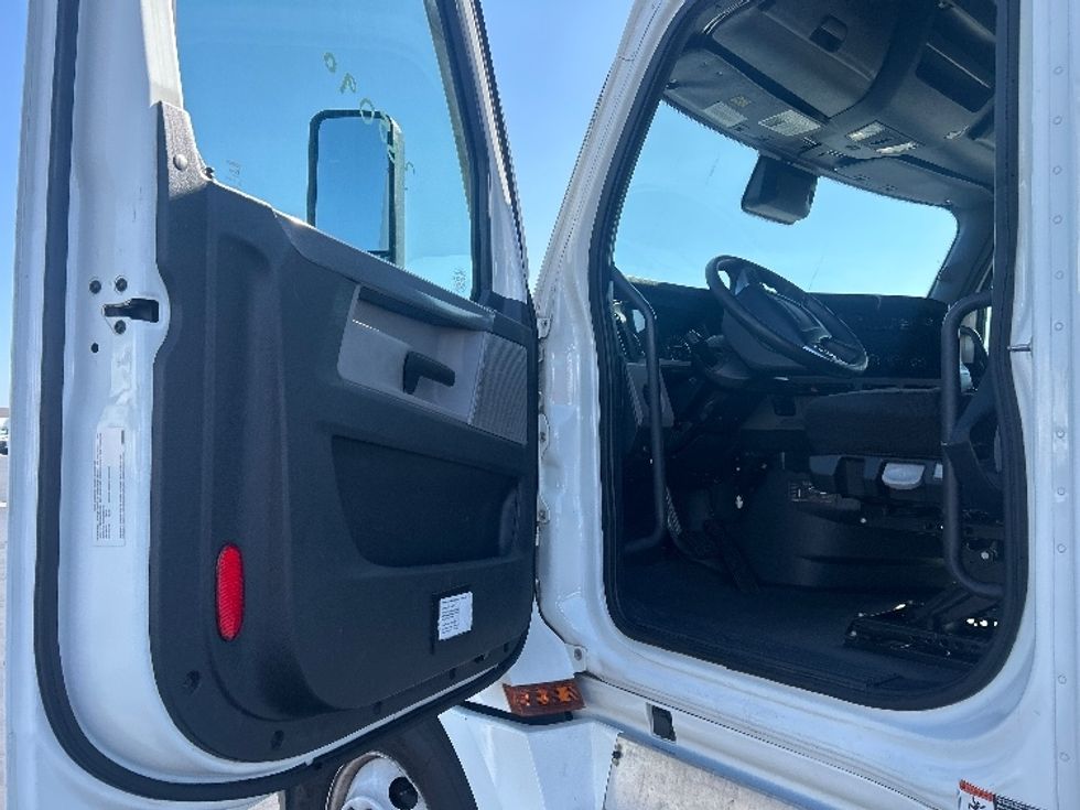 Sleeper Tractor-Heavy Duty Tractors-Freightliner-2022-T12664ST-Anaheim-CA-474,081\n\t\tmiles-$ 80,250 - Image 9