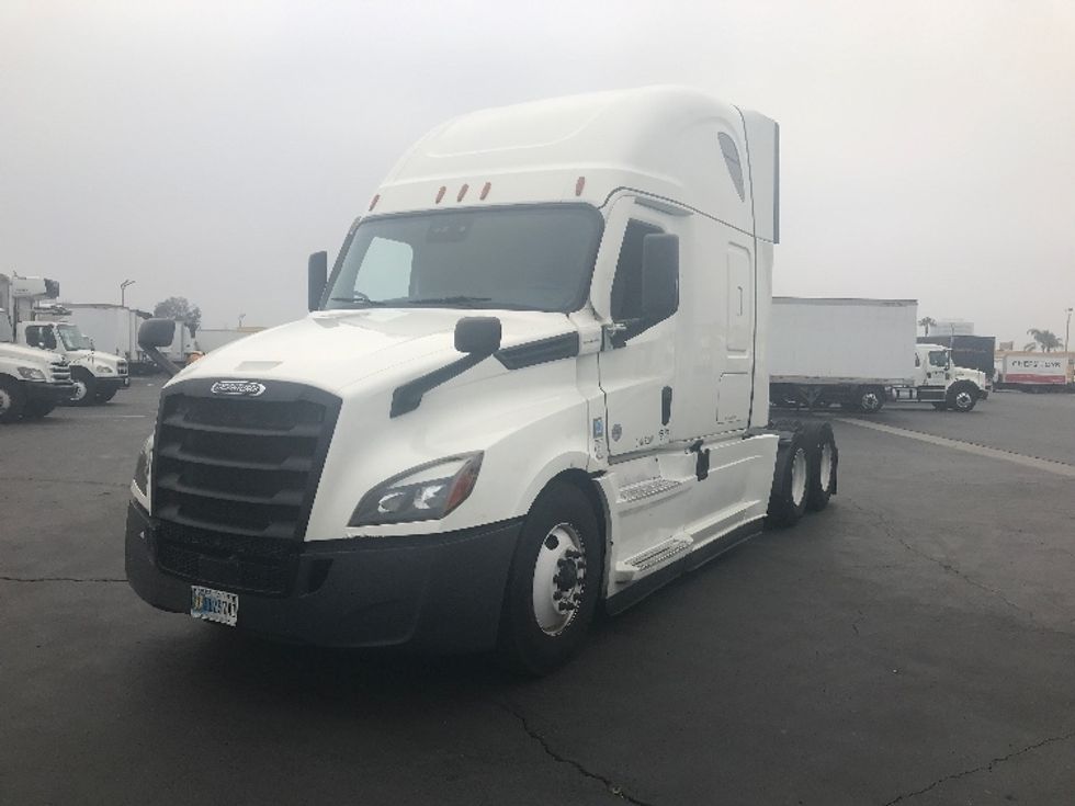Sleeper Tractor-Heavy Duty Tractors-Freightliner-2022-T12664ST-Anaheim-CA-733,415\n\t\tmiles-$ 45,750 - Image 1
