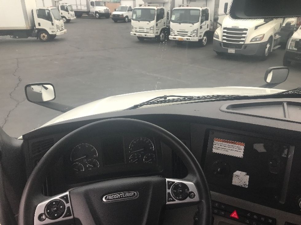 Sleeper Tractor-Heavy Duty Tractors-Freightliner-2022-T12664ST-Anaheim-CA-733,415\n\t\tmiles-$ 45,750 - Image 11