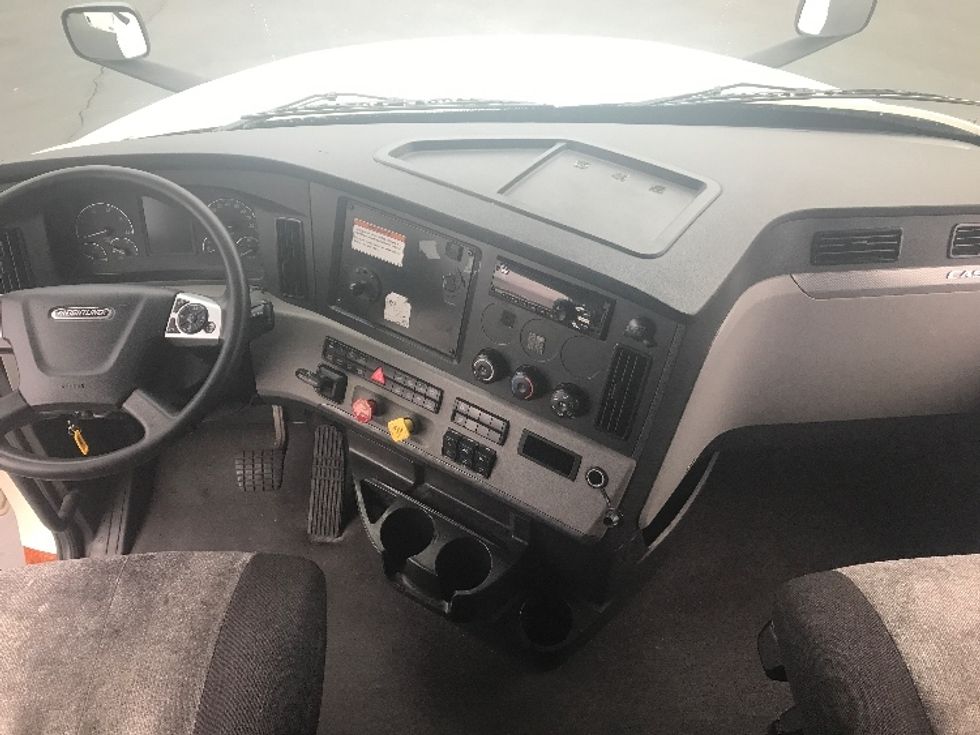 Sleeper Tractor-Heavy Duty Tractors-Freightliner-2022-T12664ST-Anaheim-CA-733,415\n\t\tmiles-$ 45,750 - Image 12