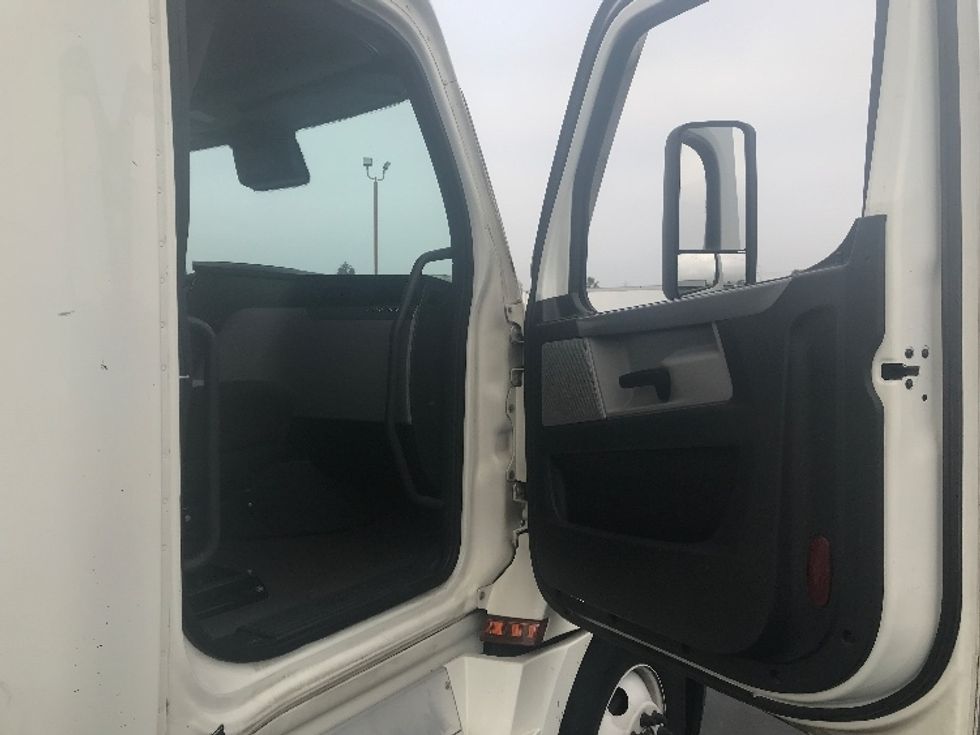 Sleeper Tractor-Heavy Duty Tractors-Freightliner-2022-T12664ST-Anaheim-CA-733,415\n\t\tmiles-$ 45,750 - Image 13