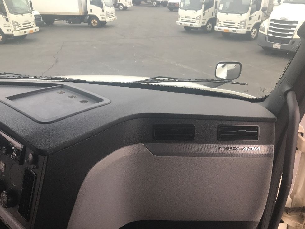 Sleeper Tractor-Heavy Duty Tractors-Freightliner-2022-T12664ST-Anaheim-CA-733,415\n\t\tmiles-$ 45,750 - Image 14