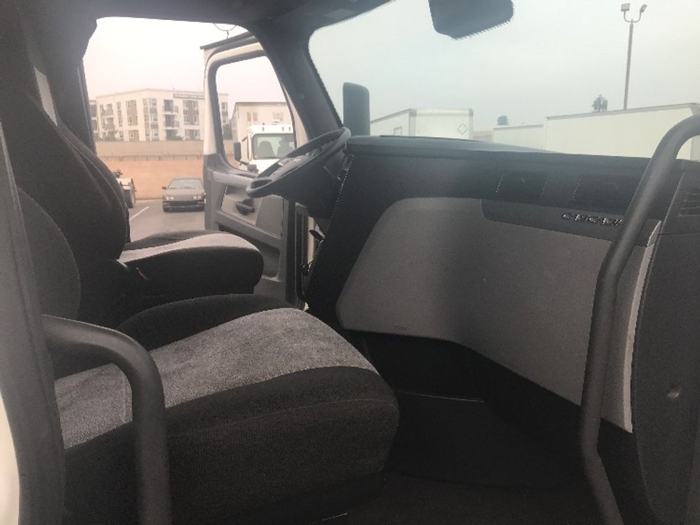 Sleeper Tractor-Heavy Duty Tractors-Freightliner-2022-T12664ST-Anaheim-CA-733,415\n\t\tmiles-$ 45,750 - Image 15