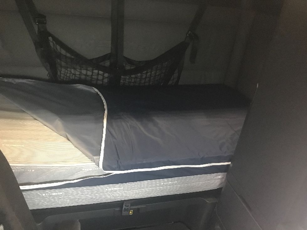 Sleeper Tractor-Heavy Duty Tractors-Freightliner-2022-T12664ST-Anaheim-CA-733,415\n\t\tmiles-$ 45,750 - Image 16