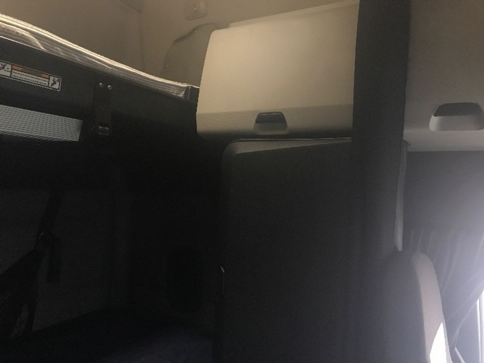 Sleeper Tractor-Heavy Duty Tractors-Freightliner-2022-T12664ST-Anaheim-CA-733,415\n\t\tmiles-$ 45,750 - Image 18