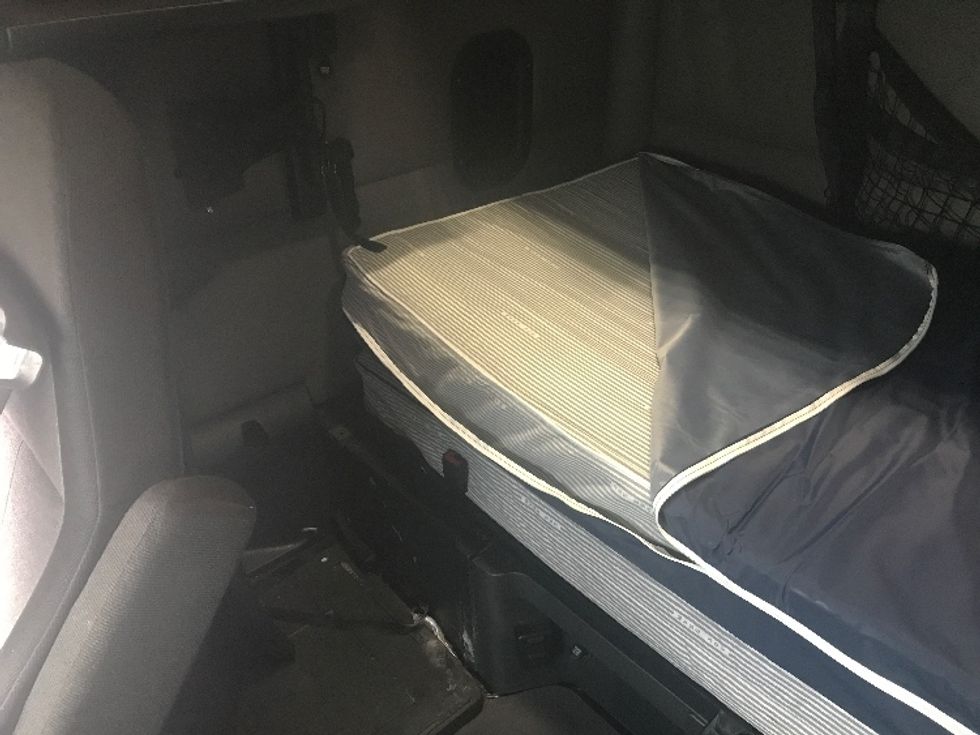 Sleeper Tractor-Heavy Duty Tractors-Freightliner-2022-T12664ST-Anaheim-CA-733,415\n\t\tmiles-$ 45,750 - Image 19