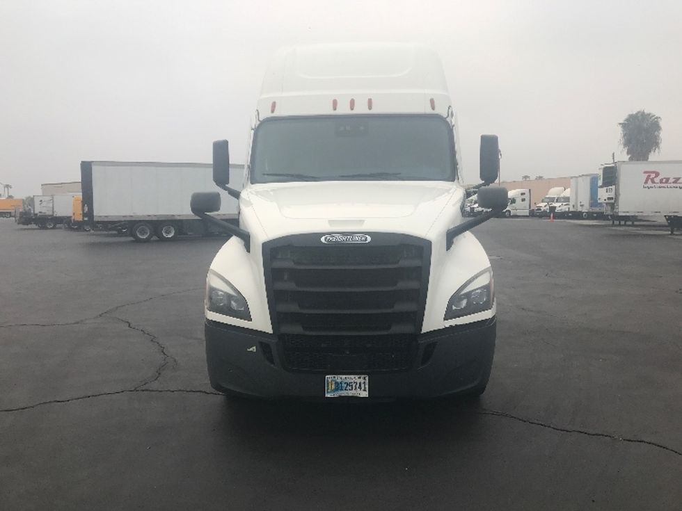 Sleeper Tractor-Heavy Duty Tractors-Freightliner-2022-T12664ST-Anaheim-CA-733,415\n\t\tmiles-$ 45,750 - Image 2