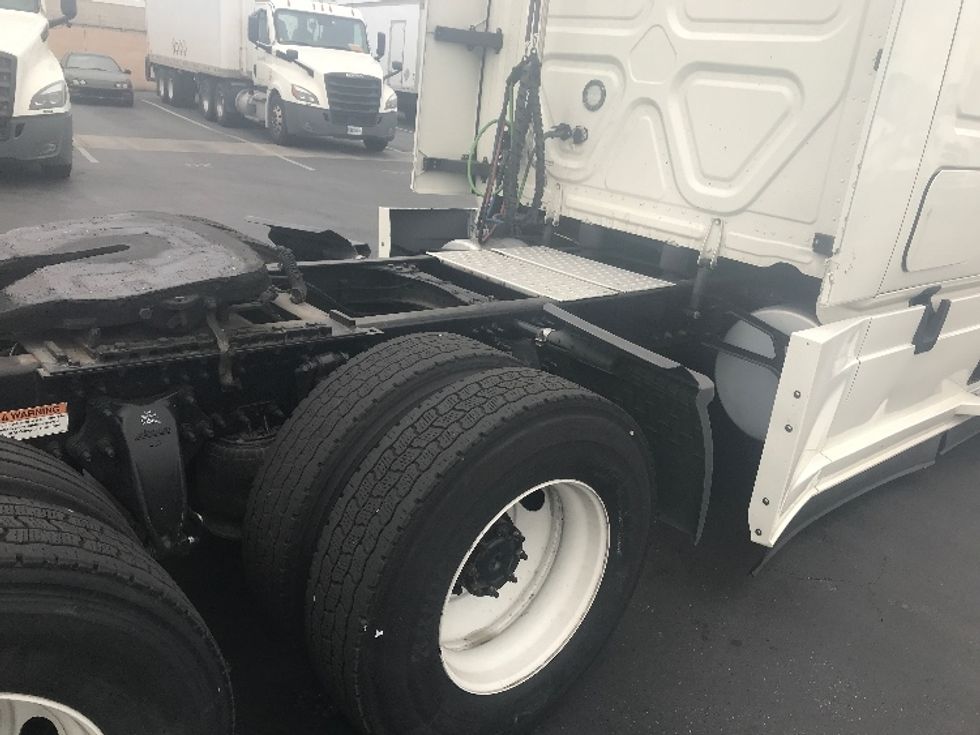 Sleeper Tractor-Heavy Duty Tractors-Freightliner-2022-T12664ST-Anaheim-CA-733,415\n\t\tmiles-$ 45,750 - Image 23