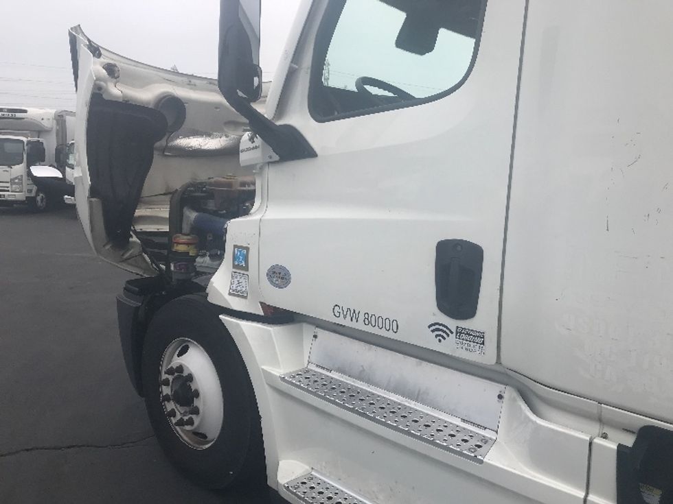 Sleeper Tractor-Heavy Duty Tractors-Freightliner-2022-T12664ST-Anaheim-CA-733,415\n\t\tmiles-$ 45,750 - Image 26