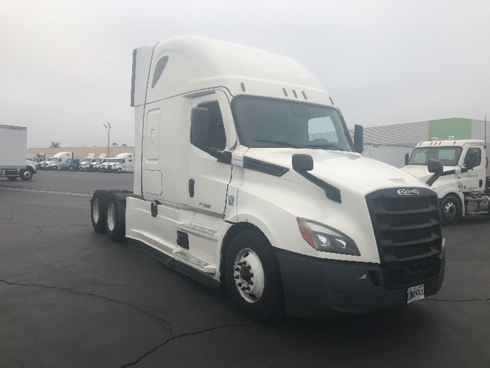 Sleeper Tractor-Heavy Duty Tractors-Freightliner-2022-T12664ST-Anaheim-CA-733,415\n\t\tmiles-$ 45,750 - Image 3