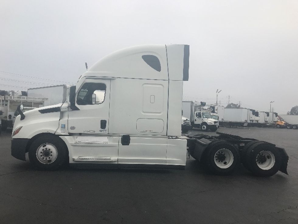 Sleeper Tractor-Heavy Duty Tractors-Freightliner-2022-T12664ST-Anaheim-CA-733,415\n\t\tmiles-$ 45,750 - Image 4