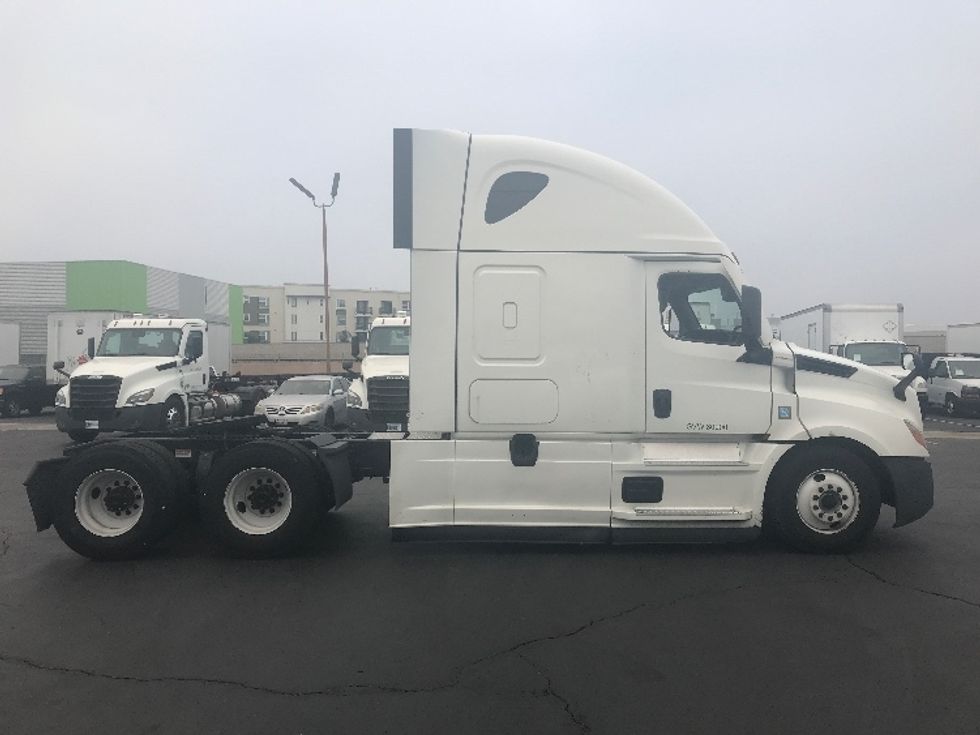 Sleeper Tractor-Heavy Duty Tractors-Freightliner-2022-T12664ST-Anaheim-CA-733,415\n\t\tmiles-$ 45,750 - Image 8