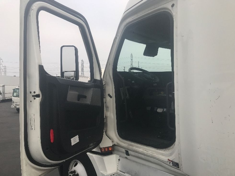 Sleeper Tractor-Heavy Duty Tractors-Freightliner-2022-T12664ST-Anaheim-CA-733,415\n\t\tmiles-$ 45,750 - Image 9