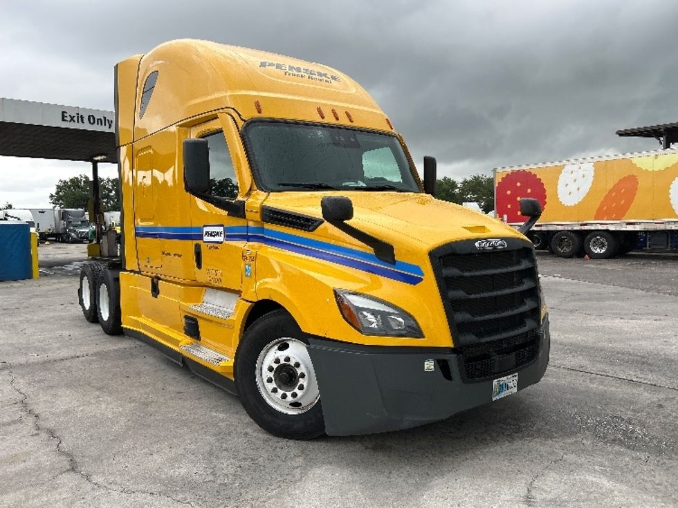 Sleeper Tractor-Heavy Duty Tractors-Freightliner-2022-T12664ST-Apopka-FL-398,461\n\t\tmiles-$ 77,500 - Image 1