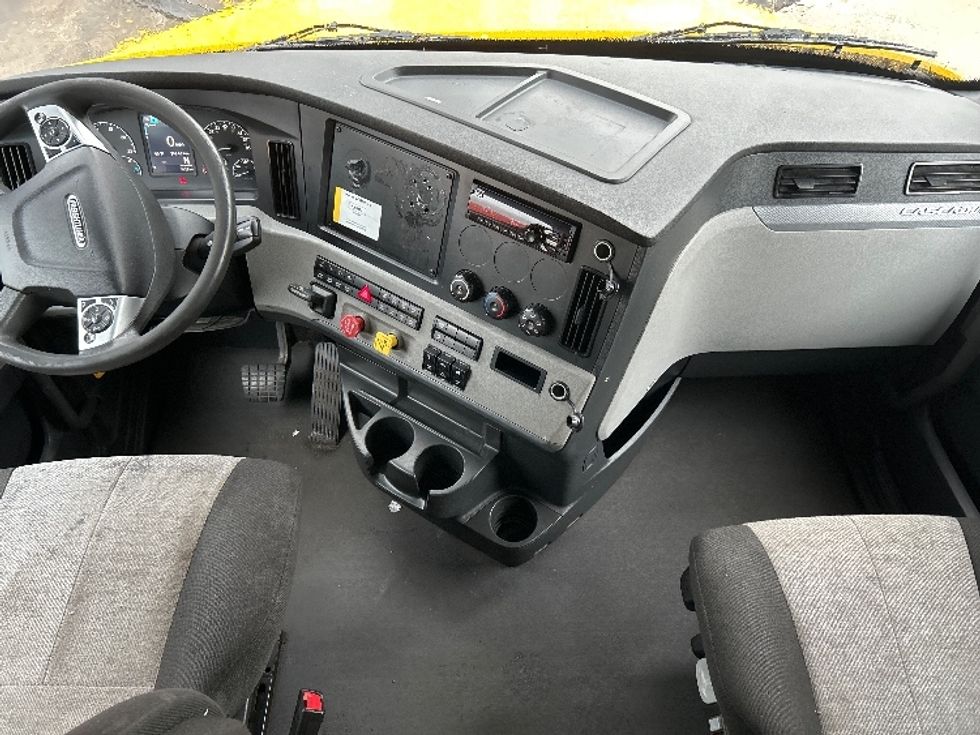 Sleeper Tractor-Heavy Duty Tractors-Freightliner-2022-T12664ST-Apopka-FL-398,461\n\t\tmiles-$ 77,500 - Image 12