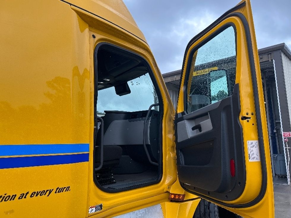 Sleeper Tractor-Heavy Duty Tractors-Freightliner-2022-T12664ST-Apopka-FL-398,461\n\t\tmiles-$ 77,500 - Image 13