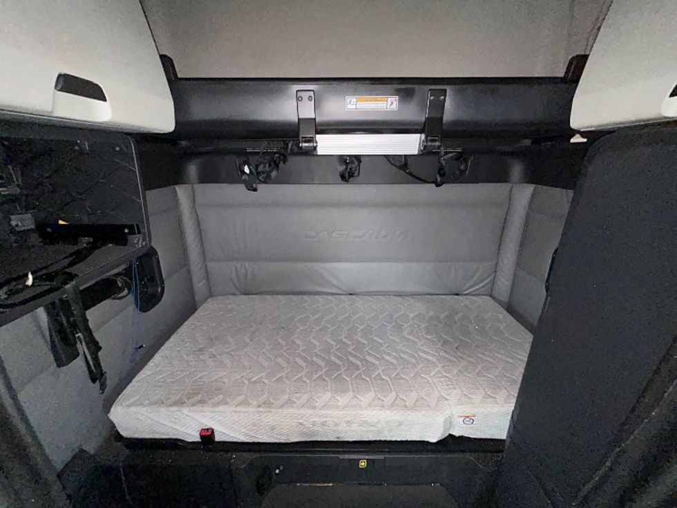 Sleeper Tractor-Heavy Duty Tractors-Freightliner-2022-T12664ST-Apopka-FL-398,461\n\t\tmiles-$ 77,500 - Image 16