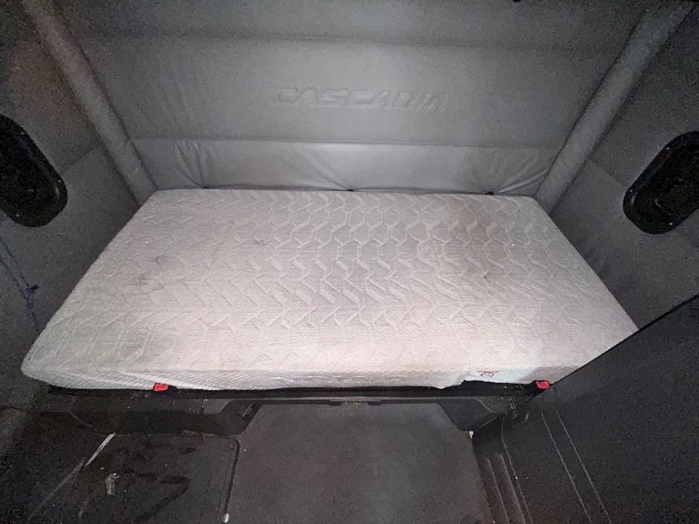 Sleeper Tractor-Heavy Duty Tractors-Freightliner-2022-T12664ST-Apopka-FL-398,461\n\t\tmiles-$ 77,500 - Image 17