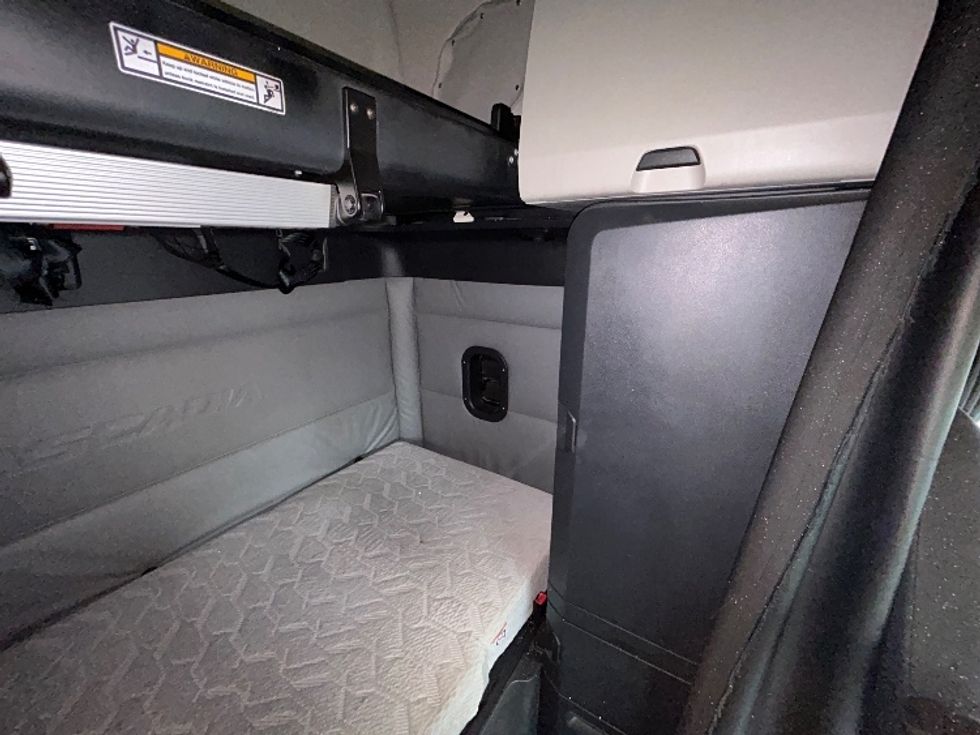 Sleeper Tractor-Heavy Duty Tractors-Freightliner-2022-T12664ST-Apopka-FL-398,461\n\t\tmiles-$ 77,500 - Image 18