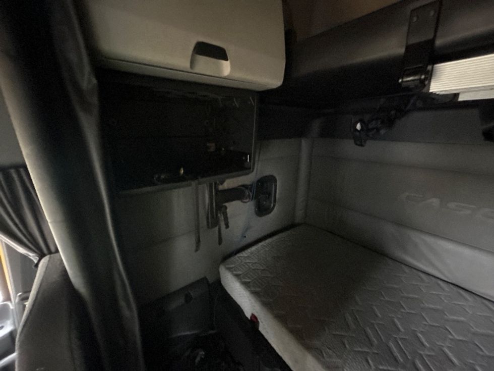 Sleeper Tractor-Heavy Duty Tractors-Freightliner-2022-T12664ST-Apopka-FL-398,461\n\t\tmiles-$ 77,500 - Image 19