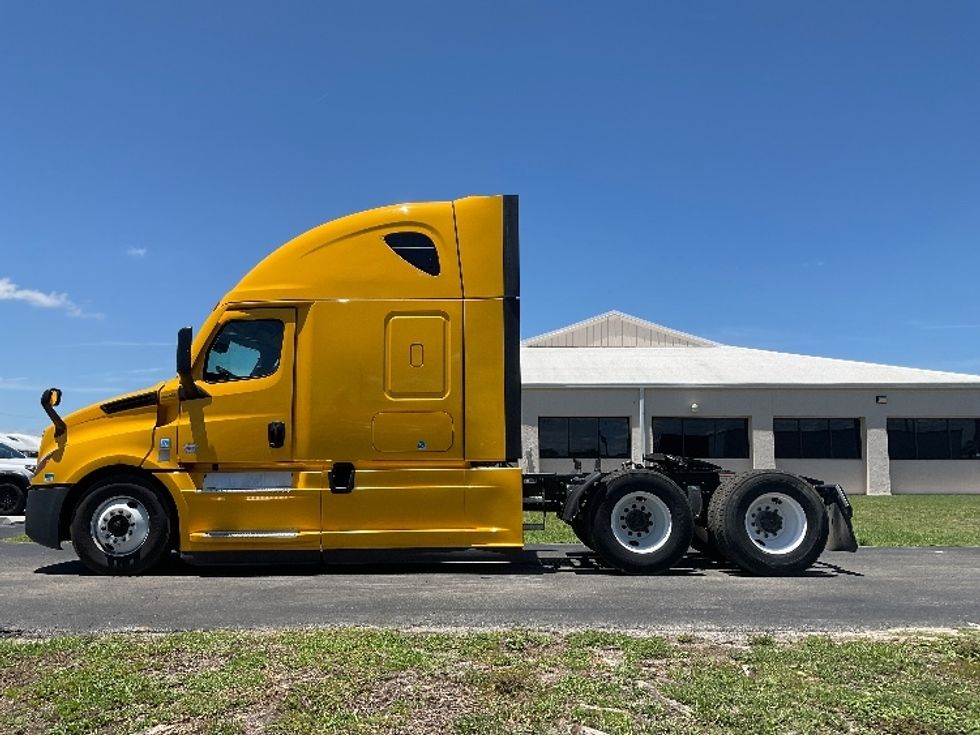 Sleeper Tractor-Heavy Duty Tractors-Freightliner-2022-T12664ST-Apopka-FL-398,461\n\t\tmiles-$ 77,500 - Image 4