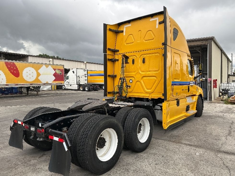 Sleeper Tractor-Heavy Duty Tractors-Freightliner-2022-T12664ST-Apopka-FL-398,461\n\t\tmiles-$ 77,500 - Image 7