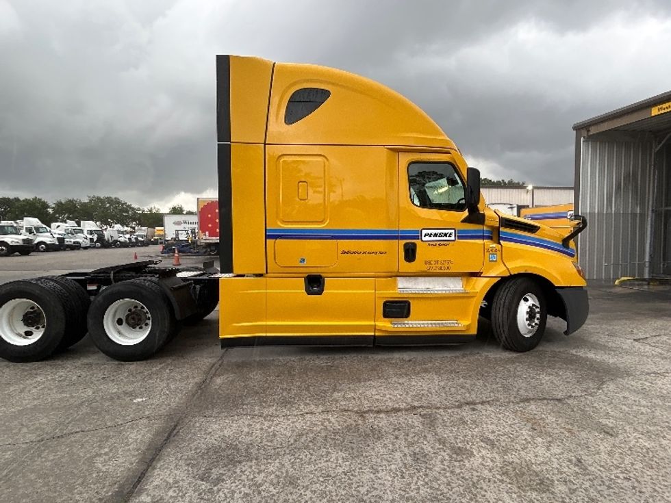 Sleeper Tractor-Heavy Duty Tractors-Freightliner-2022-T12664ST-Apopka-FL-398,461\n\t\tmiles-$ 77,500 - Image 8