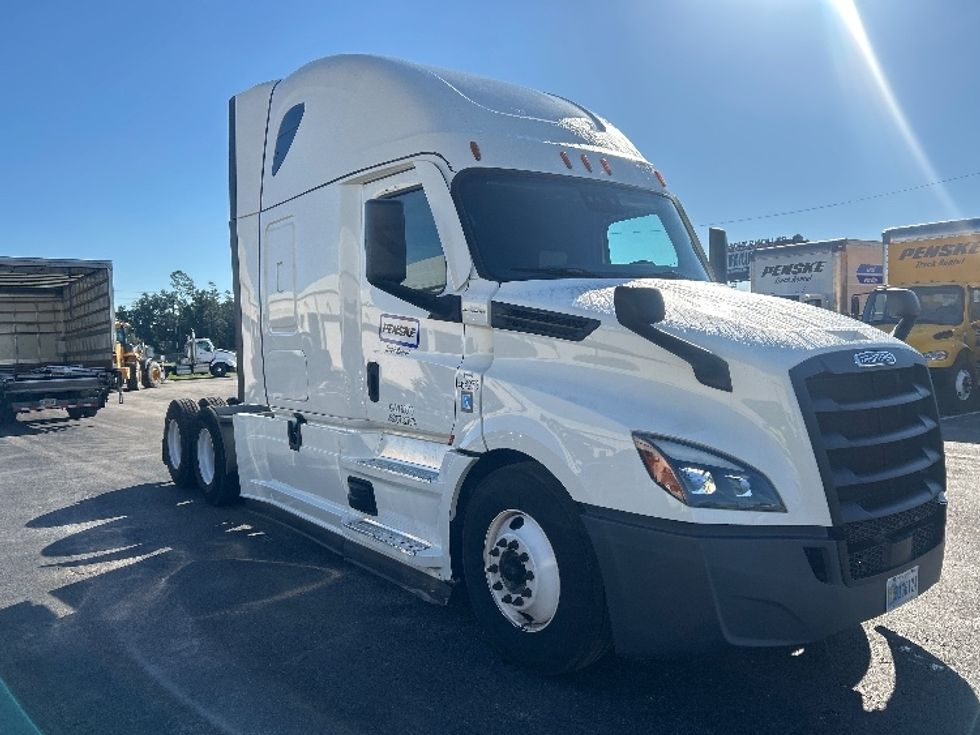 Sleeper Tractor-Heavy Duty Tractors-Freightliner-2022-T12664ST-Apopka-FL-402,196\n\t\tmiles-$ 79,500 - Image 1