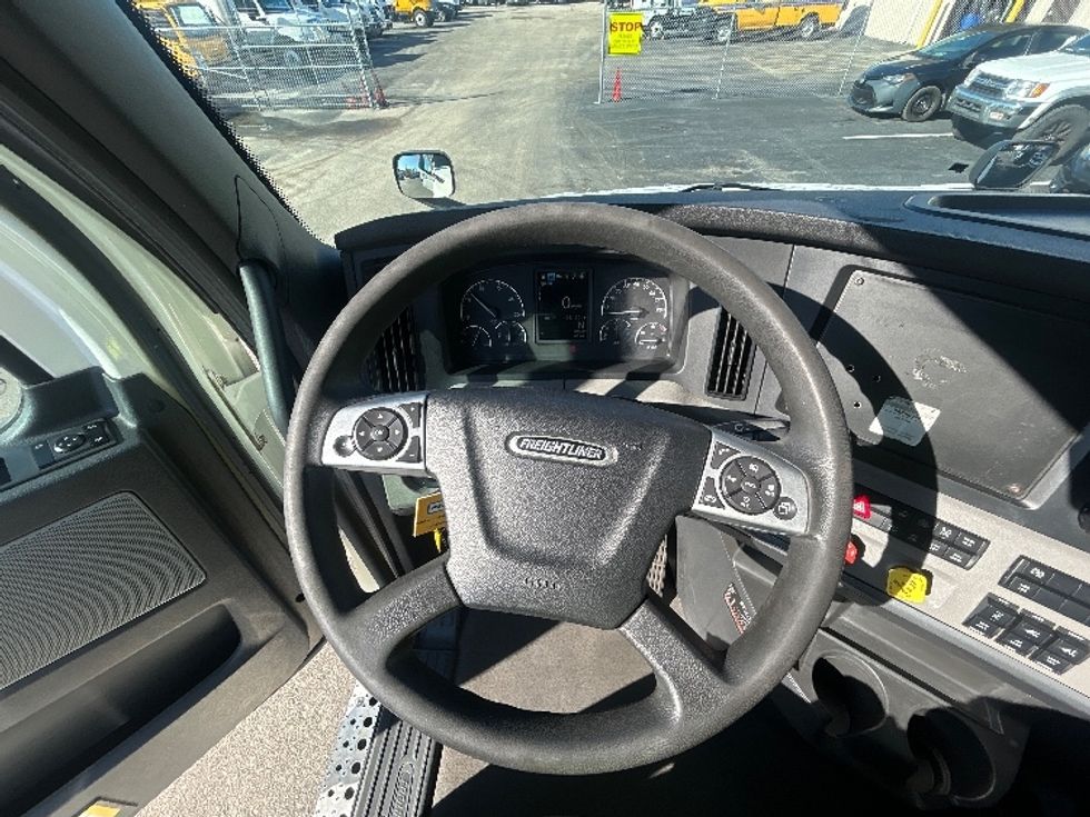 Sleeper Tractor-Heavy Duty Tractors-Freightliner-2022-T12664ST-Apopka-FL-402,196\n\t\tmiles-$ 79,500 - Image 11